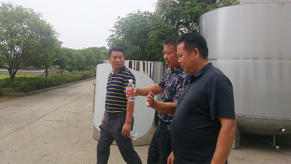 引進白酒生產設備發(fā)展釀酒產業(yè)，為當地留守弱殘村民提供就業(yè)崗位