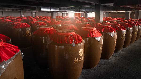 【大型釀酒設(shè)備】會(huì)呼吸的陶缸，能讓白酒越老越醇香！