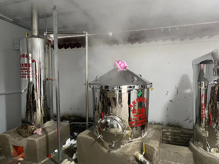 1-14用雅大白酒蒸餾設(shè)備，蒸汽量大
