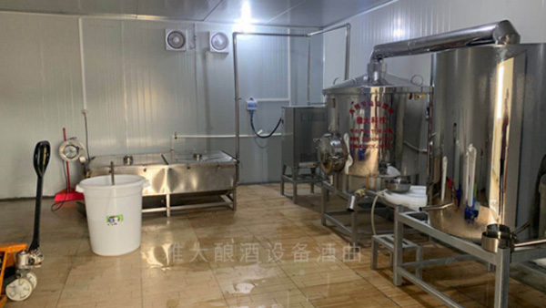 受疫情影響不讓養(yǎng)蛇，用新式白酒釀酒設(shè)備做酒迎來新未來！