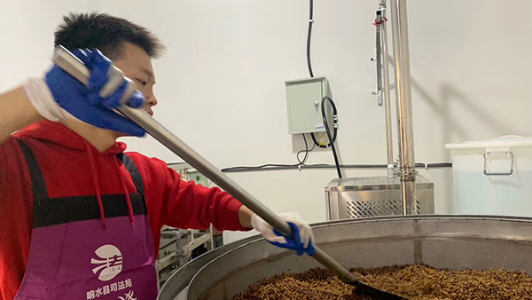 不顧父母反對(duì)毅然選擇用釀酒生產(chǎn)設(shè)備開酒坊，結(jié)果卻……