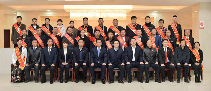 區(qū)委書記唐燁、區(qū)長(zhǎng)趙立平等領(lǐng)導(dǎo)與勞動(dòng)模范和先進(jìn)工作者親切合影