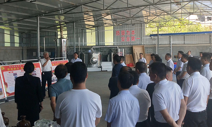 在謝主任帶領(lǐng)下，酒廠日益壯大