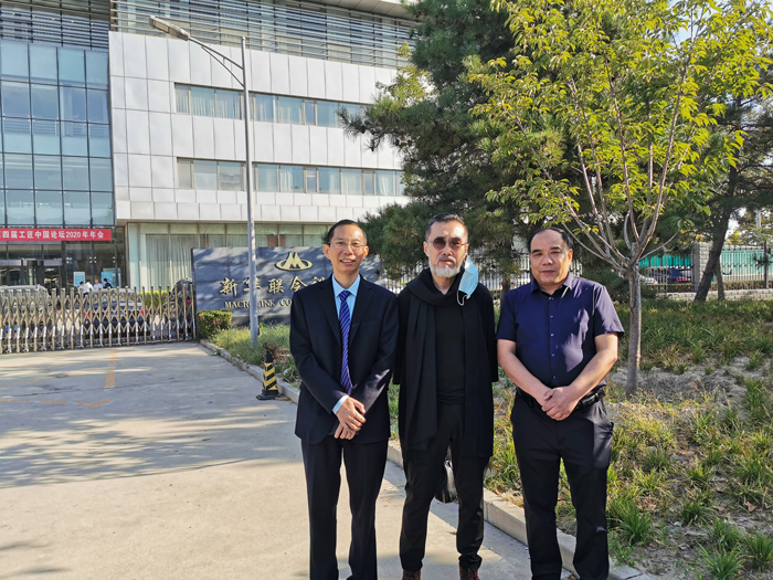 5左：雅大董事長胡順開、中：著名書畫藝術家、29屆奧運會國禮《國娃》創(chuàng)作人關玉良、右：中國白酒釀造大師張金修