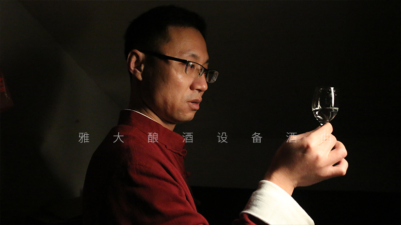 春季喝蒸餾釀酒設(shè)備釀的純糧酒更養(yǎng)生，那喝酒時(shí)要注意什么？