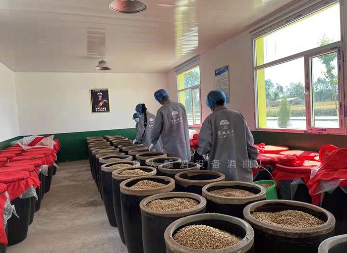 用電加熱釀酒設(shè)備做固態(tài)酒，怎樣做好場(chǎng)地衛(wèi)生？4