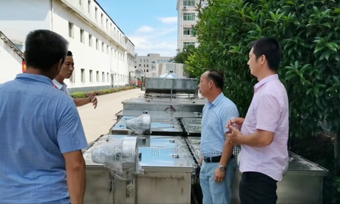 11.14童支書(shū)一行人來(lái)雅大考察燒酒設(shè)備