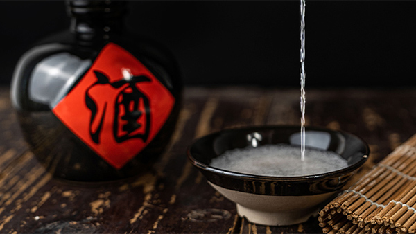 我們當?shù)匾院雀叨染茷橹鳎x用怎樣的白酒蒸餾設(shè)備好？