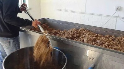 用釀白酒設(shè)備和傳統(tǒng)手藝釀造稻谷酒迎新春，每天買酒的人擠爆門檻