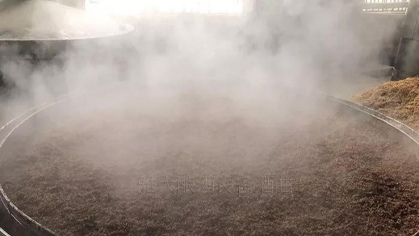 關(guān)于白酒釀酒設(shè)備，蒸糧時，這些神操作易引起酒苦，出酒率低！