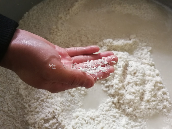 釀酒工藝-低度白酒是如何用白酒釀酒設(shè)備釀制的？2
