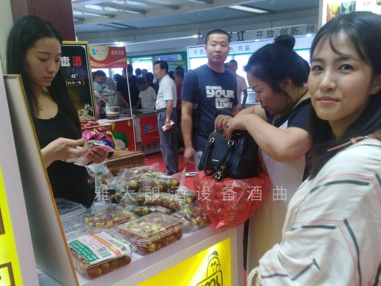 4.21展銷會上排起了長隊(duì)