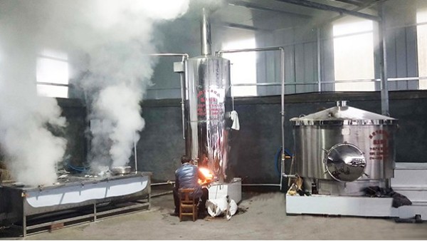 在外打工苦，走烤酒設(shè)備釀酒+酒糟養(yǎng)殖路，老婆孩子熱炕頭