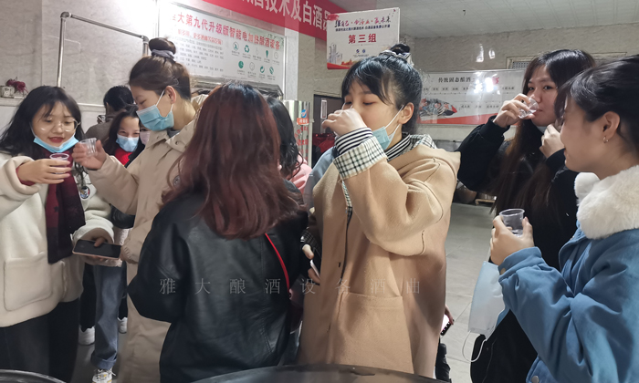 同學(xué)們現(xiàn)場品酒，體驗白酒喝下喉的感覺