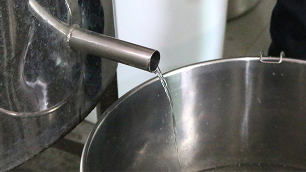 夏季用小型酒廠釀酒設備做酒產量驟減，他急瘋了