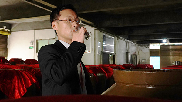 用白酒釀造設(shè)備釀酒的老師傅，您會描述白酒的“味”嗎？