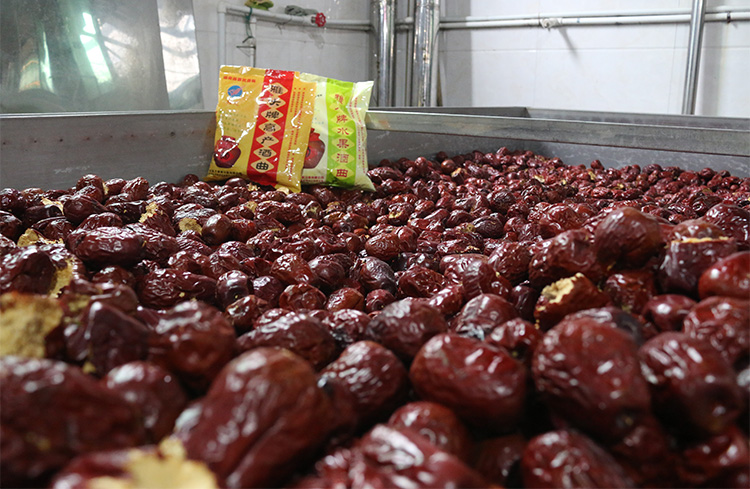 3.挑選完成，準(zhǔn)備開(kāi)始用攤晾蒸煮釀酒設(shè)備蒸煮