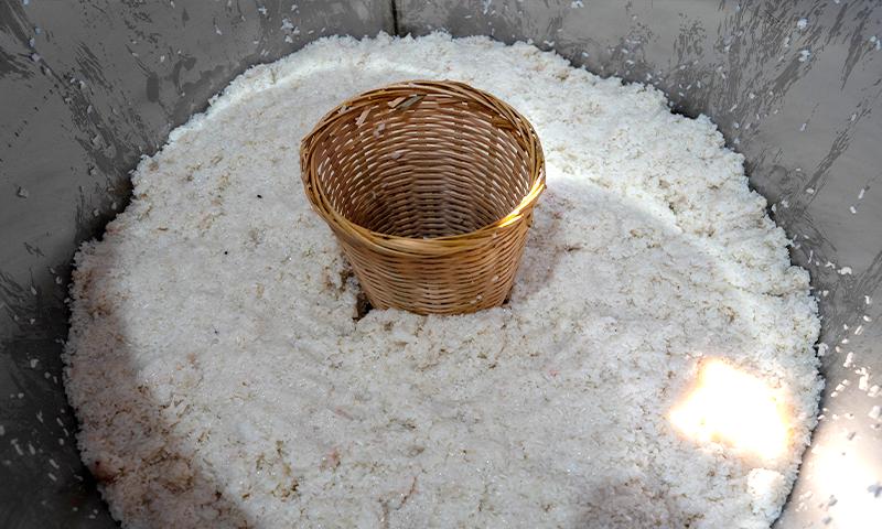 將糯米裝入發(fā)酵罐內(nèi)壓緊，挖個(gè)V字形狀