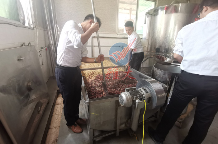 3、蔣蒸好的蓮子鏟出1