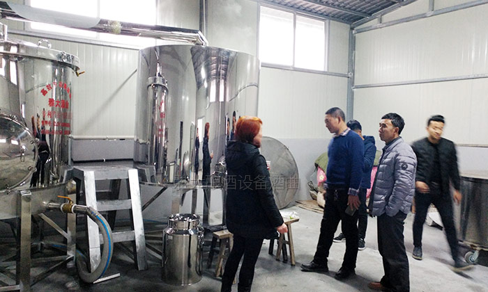 11.6第一批生產(chǎn)的拐棗酒，顧客反饋很好