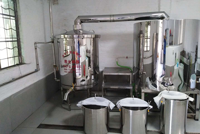 10.23用雅大釀酒設(shè)備蒸酒，將酒蒸汽過氣管那頭抬高