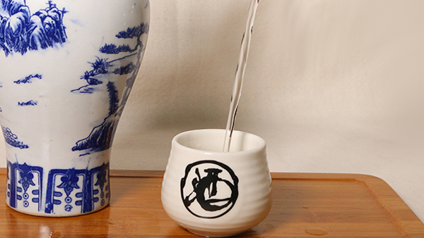 【大型釀酒設(shè)備】通過拉酒線鑒別酒質(zhì)好壞，這招靠譜嗎？