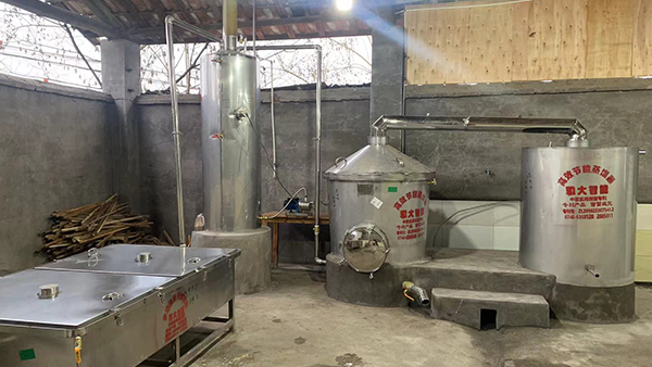 用蒸汽釀酒設(shè)備做固態(tài)酒，泡糧具體步驟一定要知道！