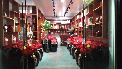 小酒坊開(kāi)啟現(xiàn)蒸現(xiàn)賣模式，純糧釀酒設(shè)備做酒過(guò)程對(duì)外全公開(kāi)！