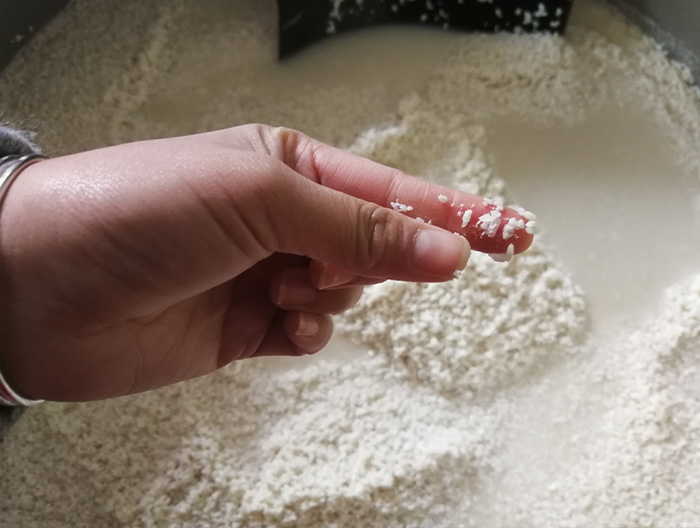 糯米浸泡4小時，米粒輕捏即碎