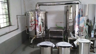 用蒸酒設(shè)備做酒，這樣做出酒穩(wěn)定，出高度酒也多。