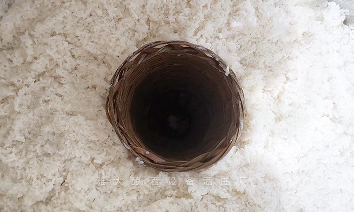 在外面撒上一層酒曲，發(fā)酵徹底