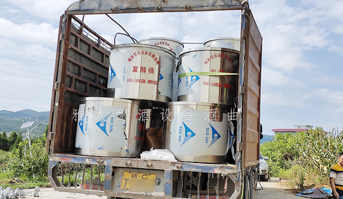 10.28冉總制酒設(shè)備發(fā)貨，蔣總隨車上門指導