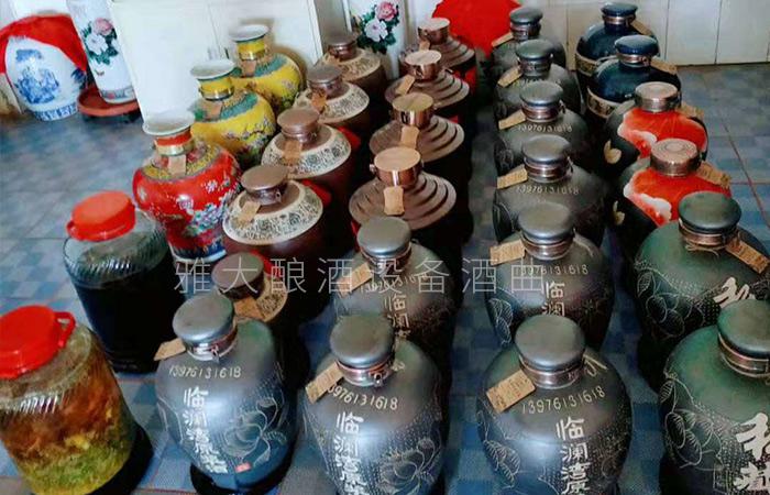 春節(jié)備貨大戰(zhàn)打響，用做酒設(shè)備釀酒的純糧酒坊已進入賣酒高峰 2