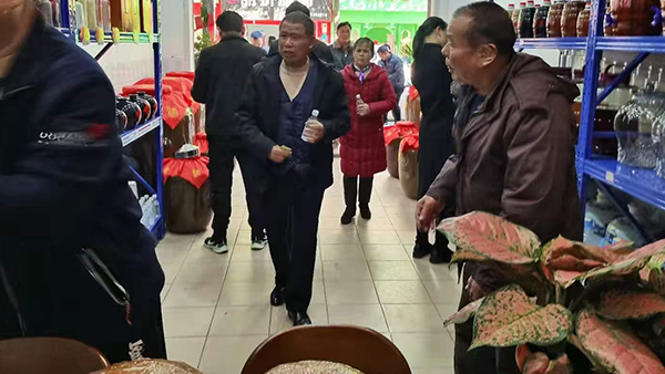 【小型酒廠釀酒設(shè)備】縣鄉(xiāng)酒市場，春節(jié)消費(fèi)的重頭戲