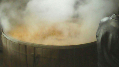 傳統(tǒng)整粒玉米燒酒用什么釀酒設(shè)備好？