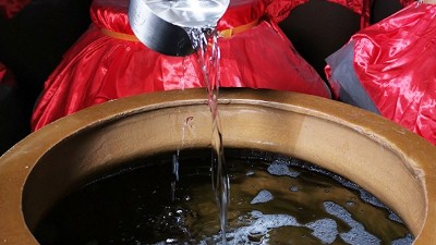 純糧釀酒設備：白酒經(jīng)時間的沉淀，其“烈性”逐漸被馴化
