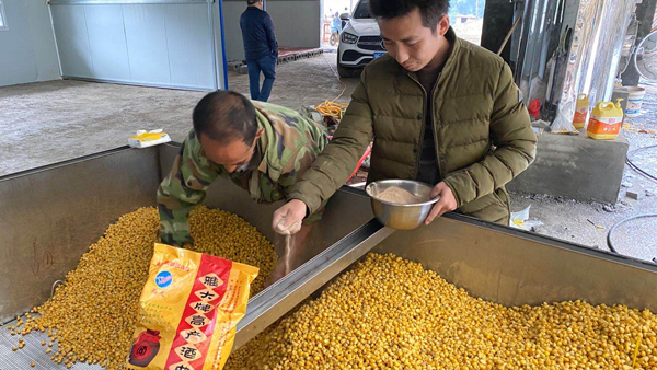 種糧+大型釀酒設(shè)備釀酒+養(yǎng)殖，村民收入三份錢(qián)！