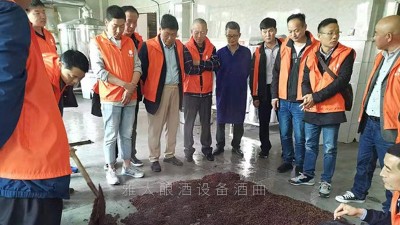 釀酒跟老師傅學(xué)工藝，不如來(lái)雅大釀酒設(shè)備廠家學(xué)全套釀酒技術(shù)