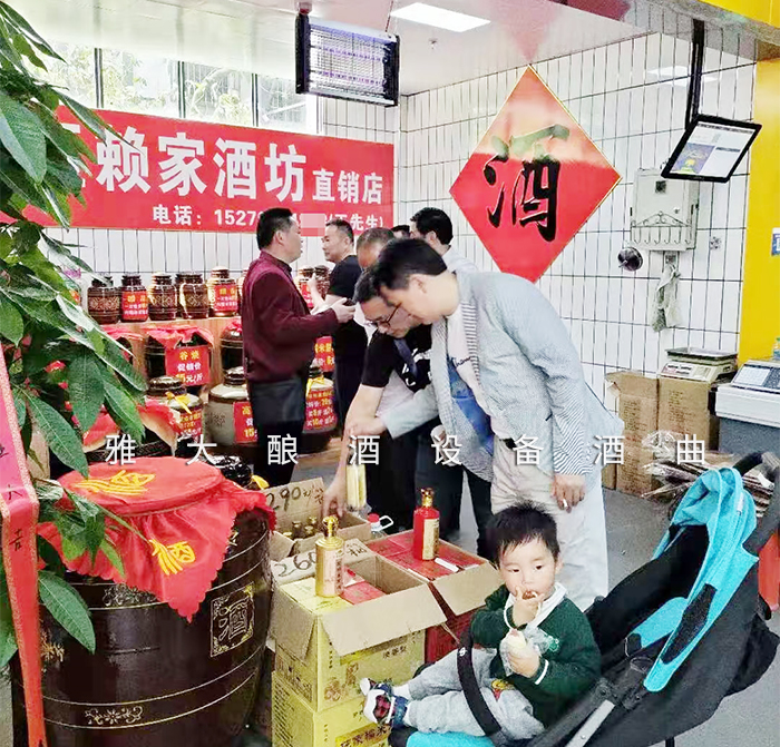 5.8特色酒坊，每天吸引很多顧客上門買酒